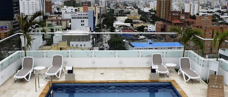 Piscina externa, funciona das 10h às 19h, espreguiçadeiras