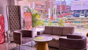 A modern interior with a sofa, armchairs, and a round coffee table. - Radisson Hotel Diamond Barranquilla (Barranquilla)