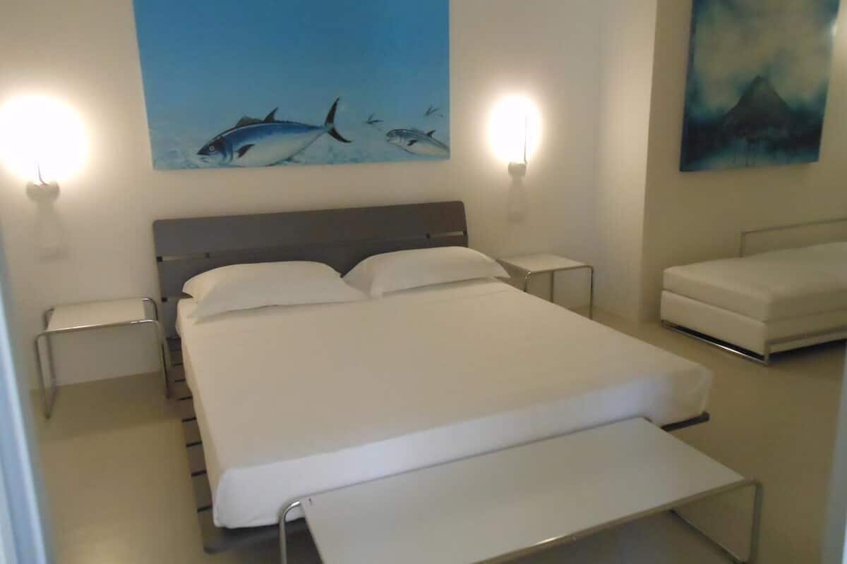 Habitación triple | Minibar, caja de seguridad en la habitación y escritorio