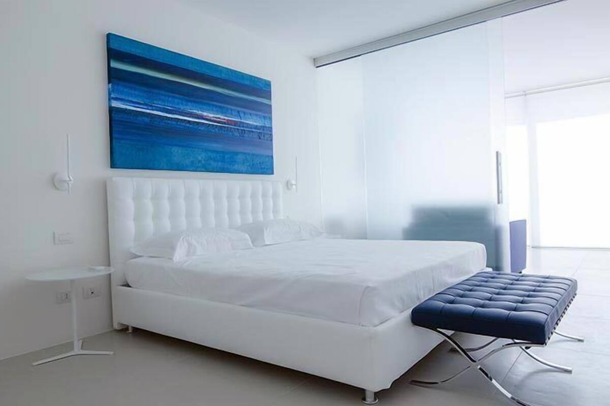 Suite, vista a la ciudad | Minibar, caja de seguridad en la habitación y escritorio