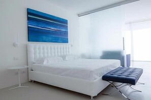 Suite, vista a la ciudad | Minibar, caja de seguridad en la habitación y escritorio 