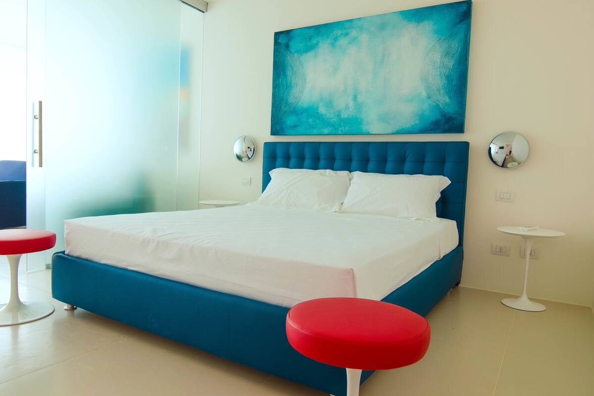 Suite | Een minibar, een kluis op de kamer, een bureau, verduisterende gordijnen