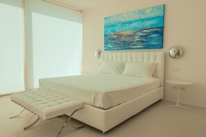 Minibar, safe på rommet, skrivebord og blendingsgardiner