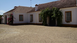 A building with a tiled roof, white walls, and a gravel courtyard. - Quinta do Casalinho (Almeirim)