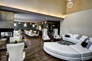 Lobby sitting area - Home Inn & Suites Swift Current (Swift Current)