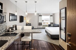 Hochwertige Bettwaren, Schreibtisch, laptopgeeigneter Arbeitsplatz