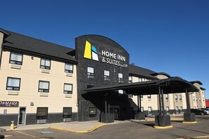 Front of property - Home Inn & Suites Swift Current (Swift Current)