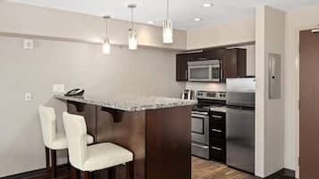 Refrigerador, microondas y cafetera y tetera