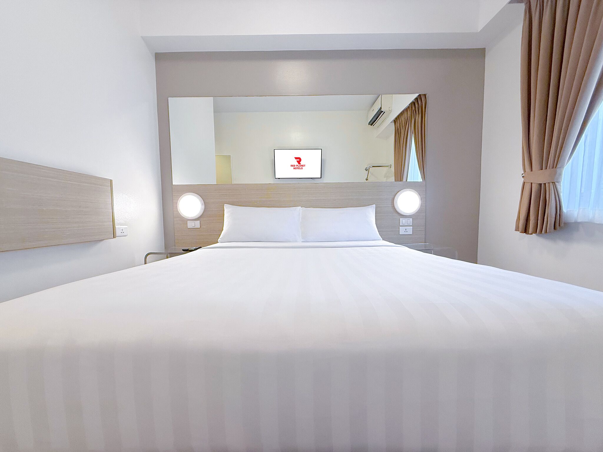Premium bedding, in-room safe, desk, laptop workspace