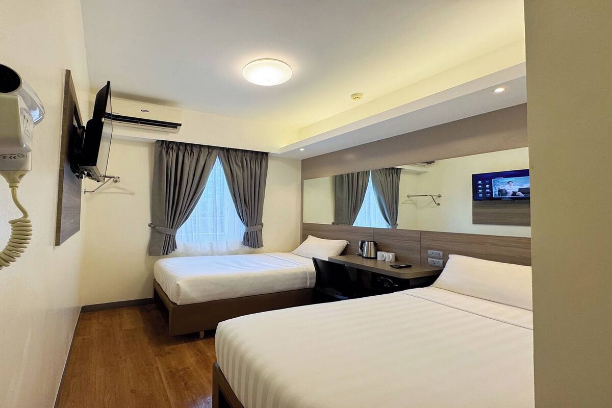 Premium bedding, in-room safe, desk, laptop workspace
