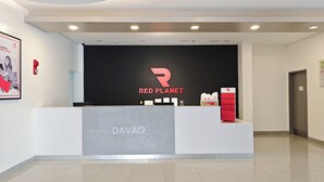 Ein Empfangsschalter mit schwarzem Hintergrund und dem Red Planet Logo.