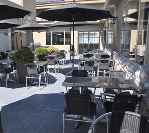 Terrace/patio - Prestige Vernon Hotel  (Vernon)
