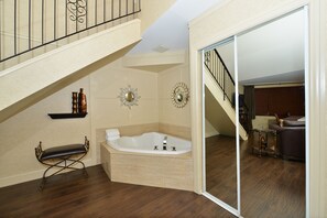 Suite (African Designer) | Baño | Amenidades de baño de diseñador, secadora de cabello, toallas 