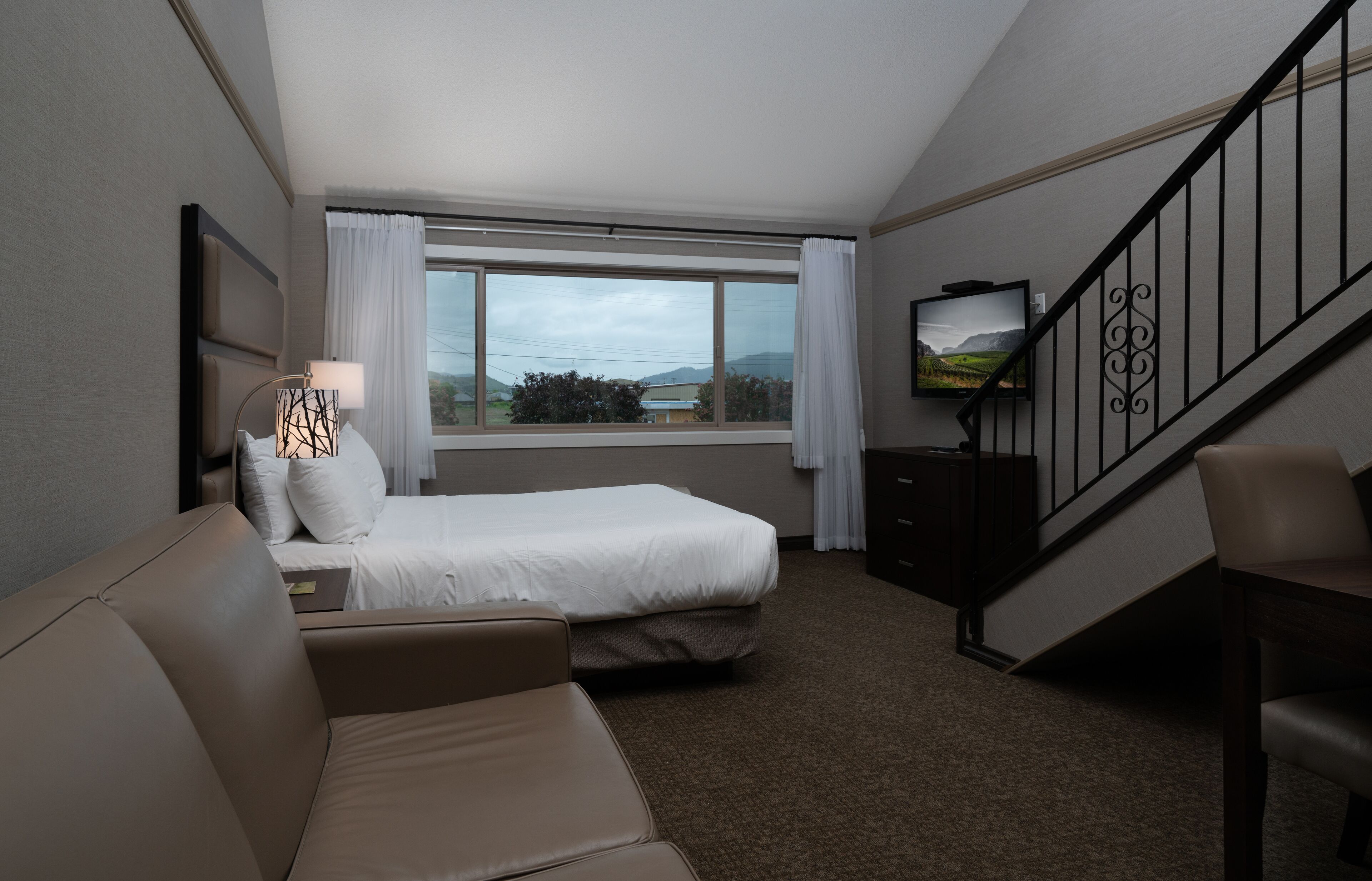 deluxe loft (suite) | 1 bedroom, in-room safe, individually decorated, individually furnished