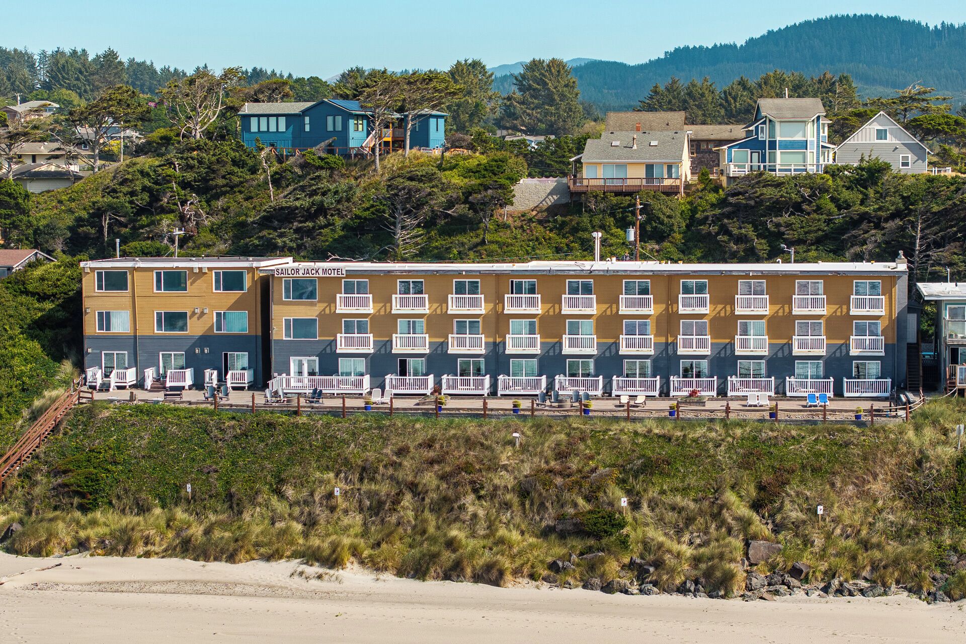 Un edificio de varios pisos con un letrero que dice 'Sailor Jack Motel'.