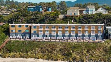 Un edificio de varios pisos con un letrero que dice 'Sailor Jack Motel'.