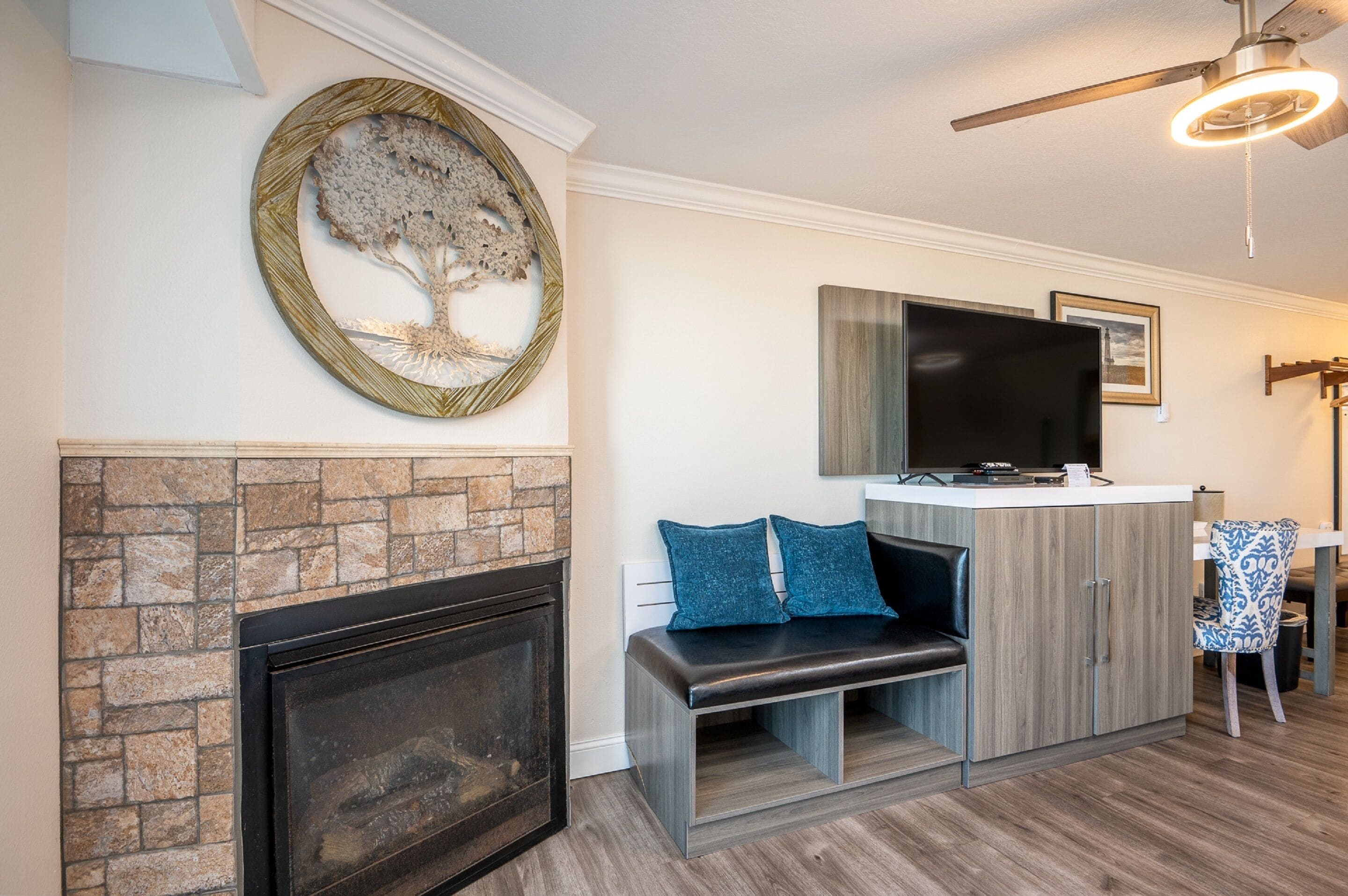 Deluxe Room, 1 King Bed, Jetted Tub, Oceanfront | Free WiFi, bed sheets