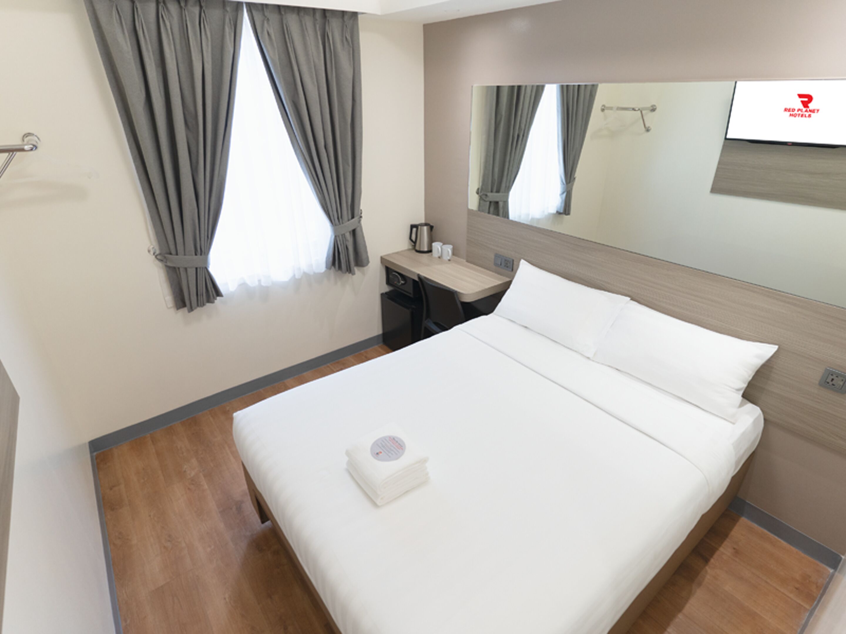 Ropa de cama de alta calidad y caja de seguridad en la habitación 