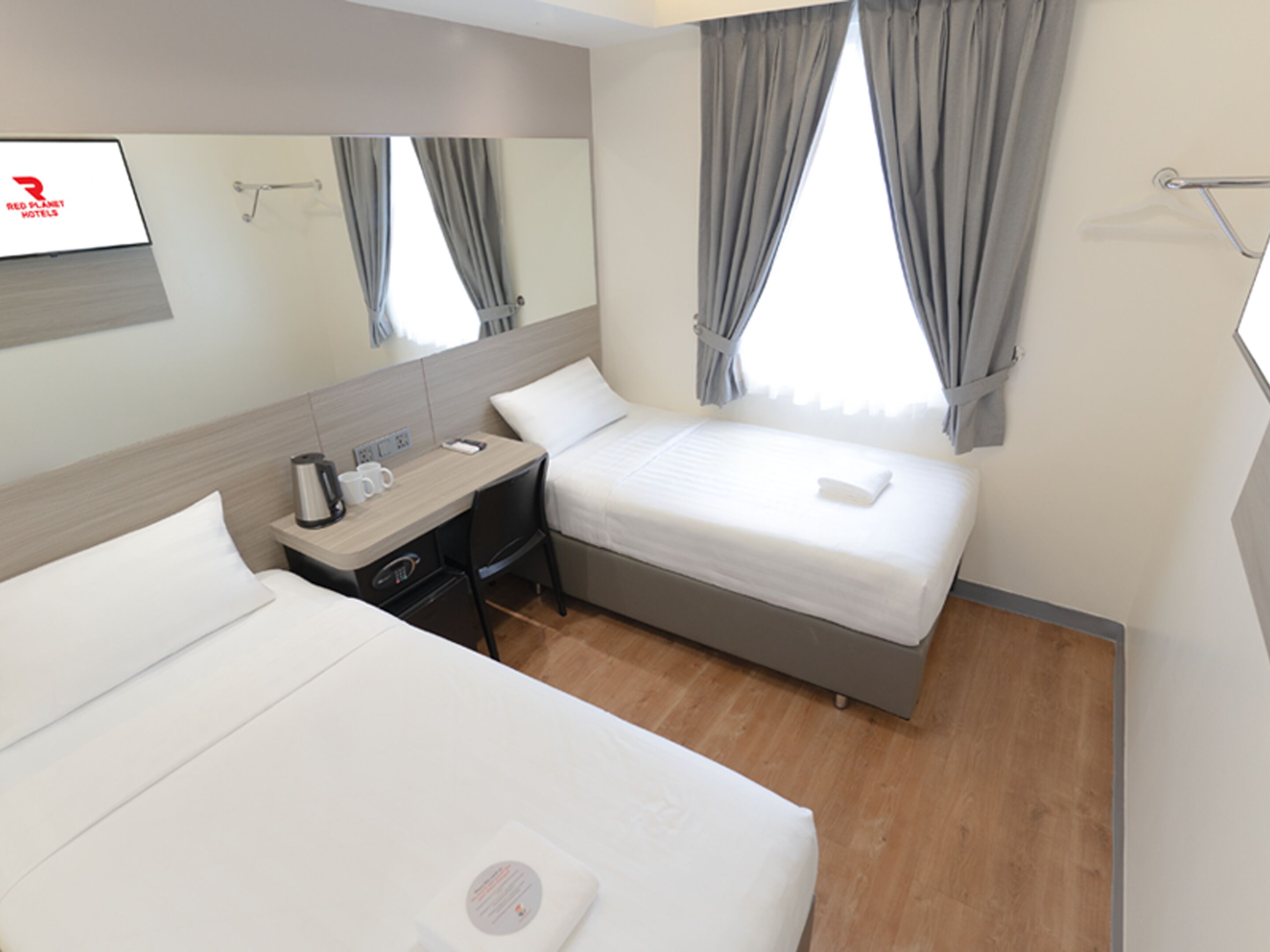 Ropa de cama de alta calidad y caja de seguridad en la habitación 