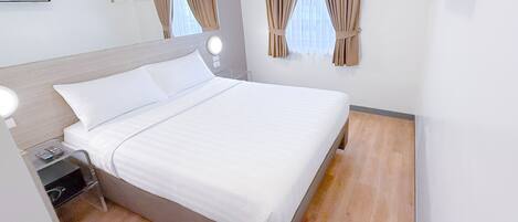 Ropa de cama de alta calidad y caja de seguridad en la habitación