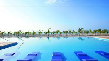 3 outdoor pools, free cabanas, pool umbrellas