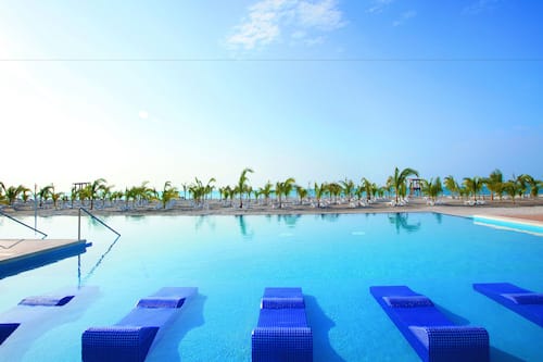 3 outdoor pools, free cabanas, pool umbrellas