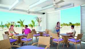 Bar junto a la piscina