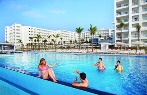 3 outdoor pools, free cabanas, pool umbrellas