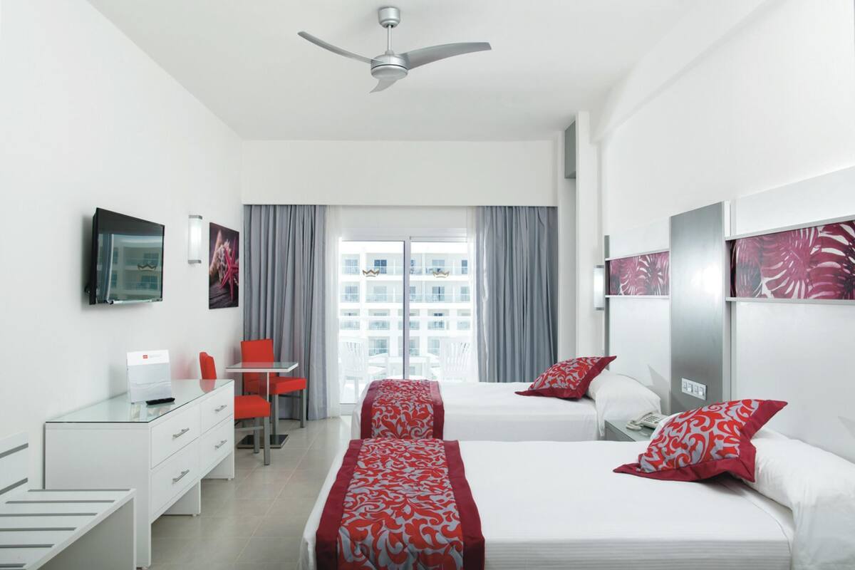 Minibar (free items), in-room safe, laptop workspace, blackout drapes