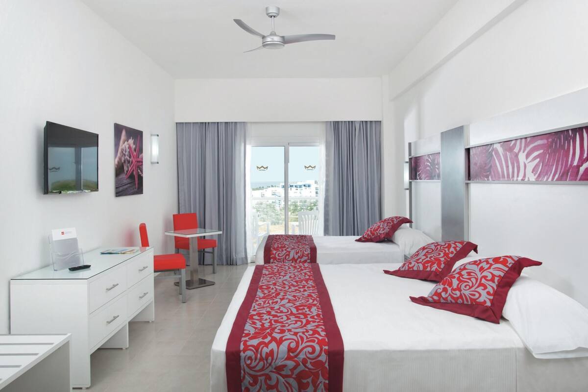 Minibar (free items), in-room safe, laptop workspace, blackout drapes