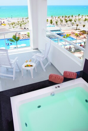 Free minibar, in-room safe, laptop workspace, blackout drapes - Hotel Riu Playa Blanca - All Inclusive (Rio Hato)