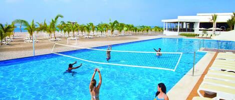 Una piscina amb una xarxa de voleibol, palmeres i gandules.