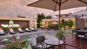 室外游泳池,提供泳池遮陽傘和日光浴躺椅