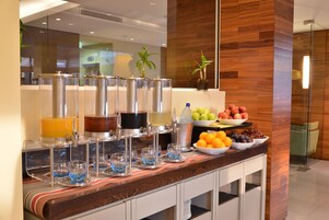 Desayuno completo gratuito y diario