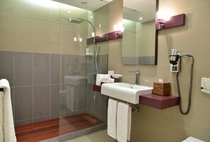 Đồ dùng nhà tắm miễn phí, máy sấy tóc, khăn tắm, xà phòng 