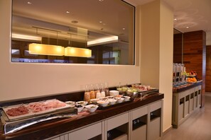 Phục vụ bữa sáng, bữa trưa và bữa tối 
