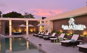 Piscine extérieure, parasols de plage, chaises longues