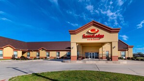 A EconoLodge Inn & Suites building with a brown roof and beige walls, featuring a large entrance and a parking lot. - Econo Lodge Inn & Suites Bridgeport (Bridgeport)