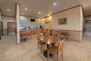 Breakfast area - Econo Lodge Inn & Suites Bridgeport (Bridgeport)
