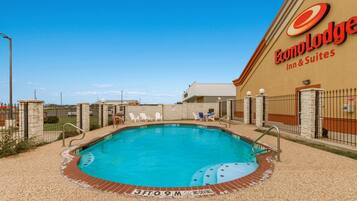 Außenpool (je nach Saison geöffnet), Liegestühle