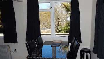 Cortinas blackout, tabla de planchar con plancha y cunas gratuitas