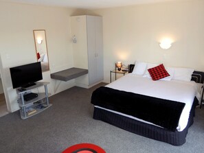 Studio | Blackout drapes, iron/ironing board, free cribs/infant beds, free WiFi - Cheviot Park Motor Lodge (Whangarei)