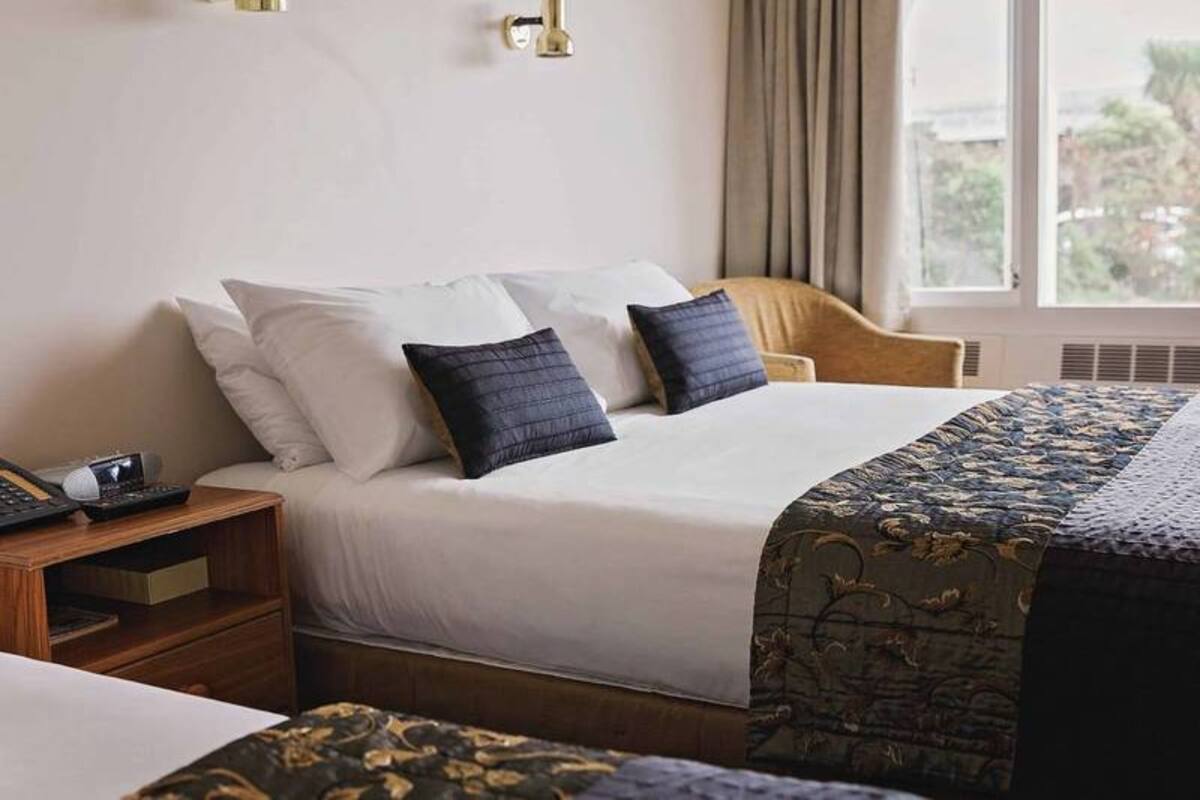 Family Studio | Desk, laptop workspace, iron/ironing board, free WiFi