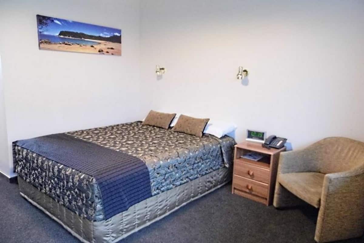 Desk, laptop workspace, iron/ironing board, free WiFi
