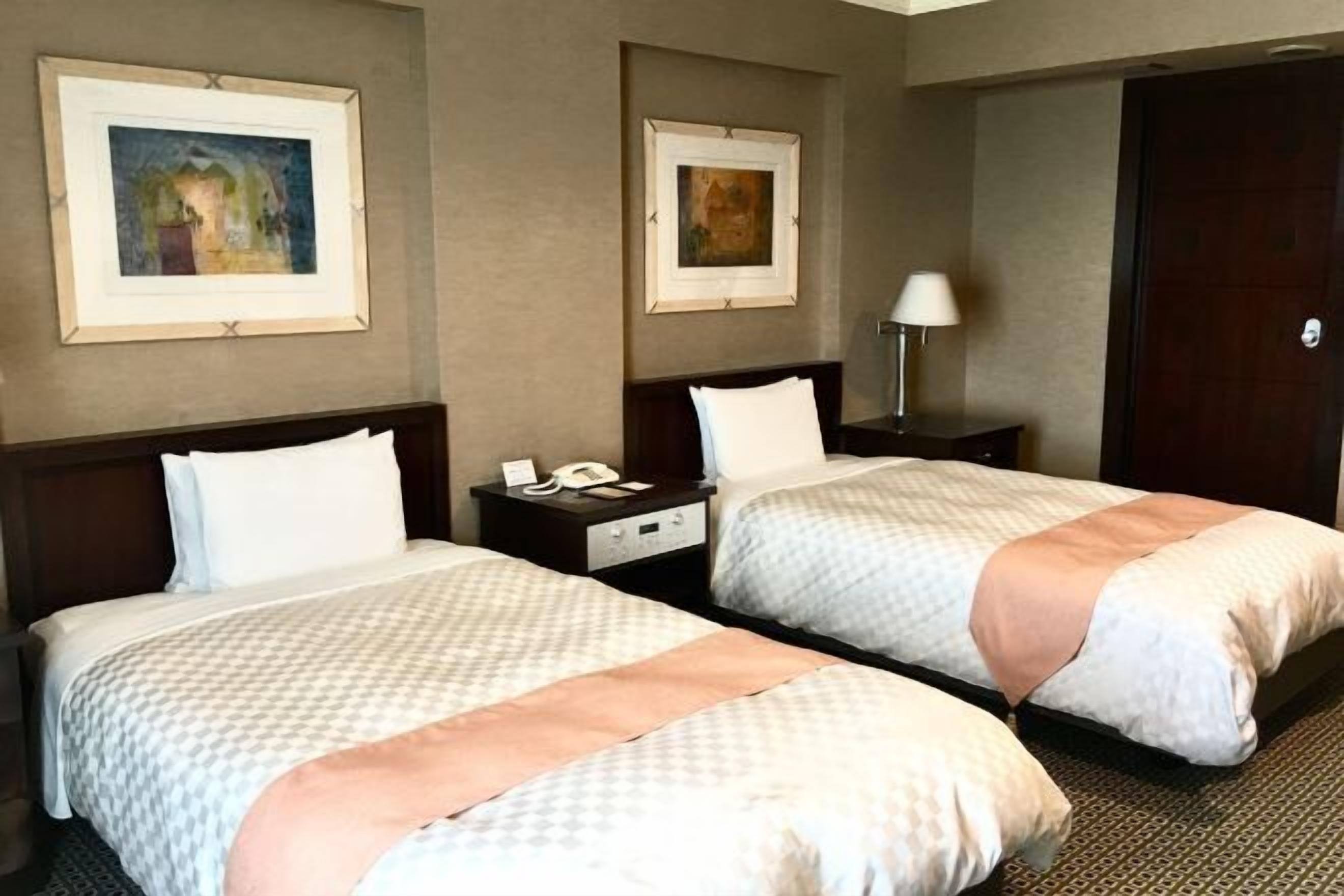 Zimmersafe, Schreibtisch, schallisolierte Zimmer, Bügeleisen/Bügelbrett