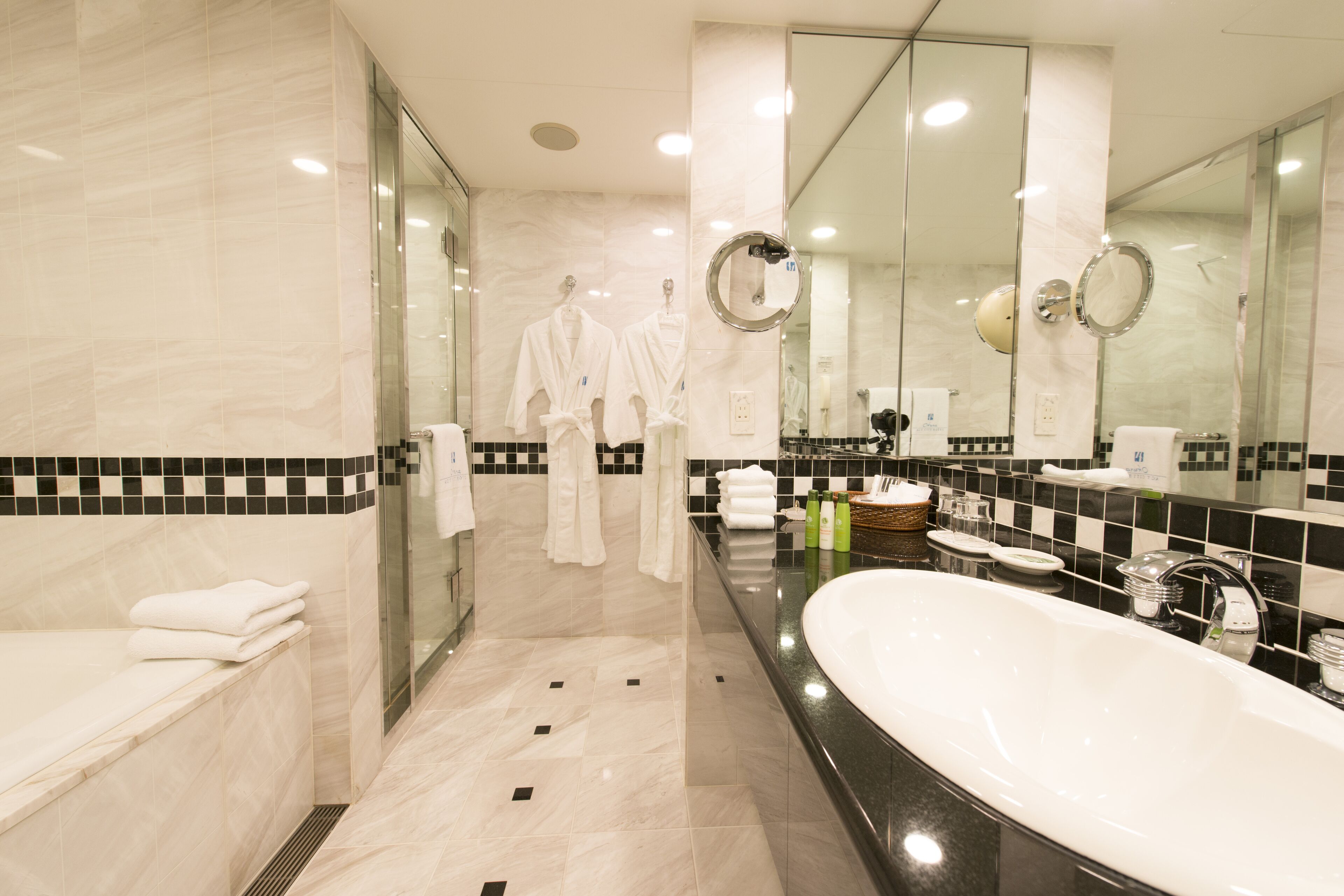 suite room | bathroom | combined shower/bathtub, free toiletries, hair dryer, slippers