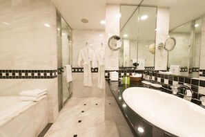 Suite Room | Bathroom | Combined shower/tub, free toiletries, hair dryer, slippers - Okura Act City Hotel Hamamatsu (Hamamatsu)