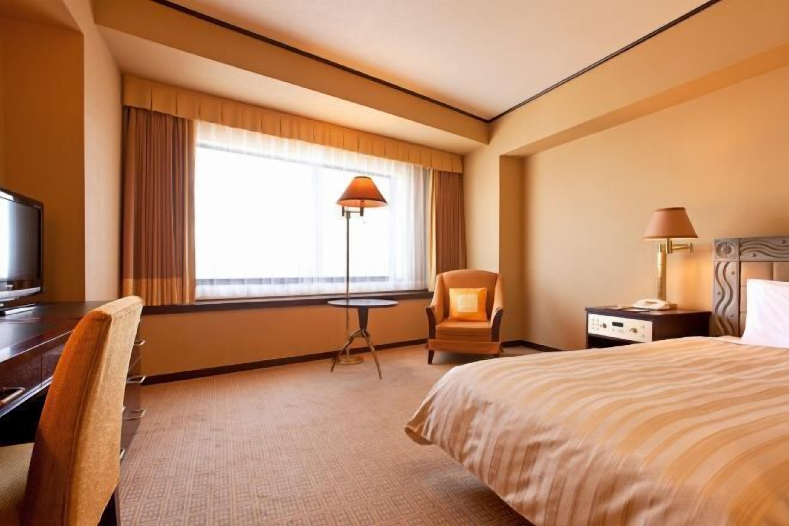 Een kluis op de kamer, een bureau, geluiddichte muren