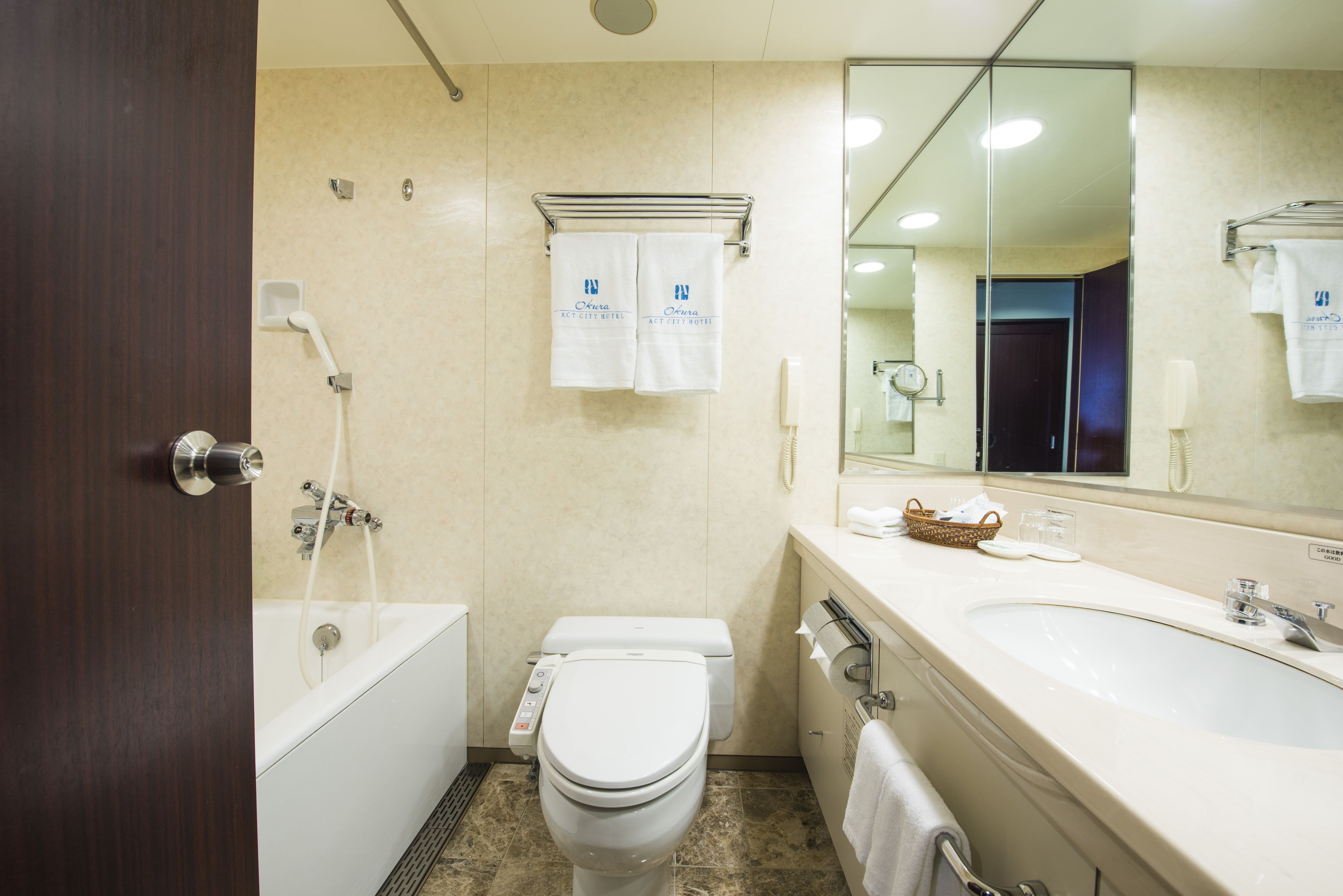 combined shower/bathtub, free toiletries, hair dryer, slippers