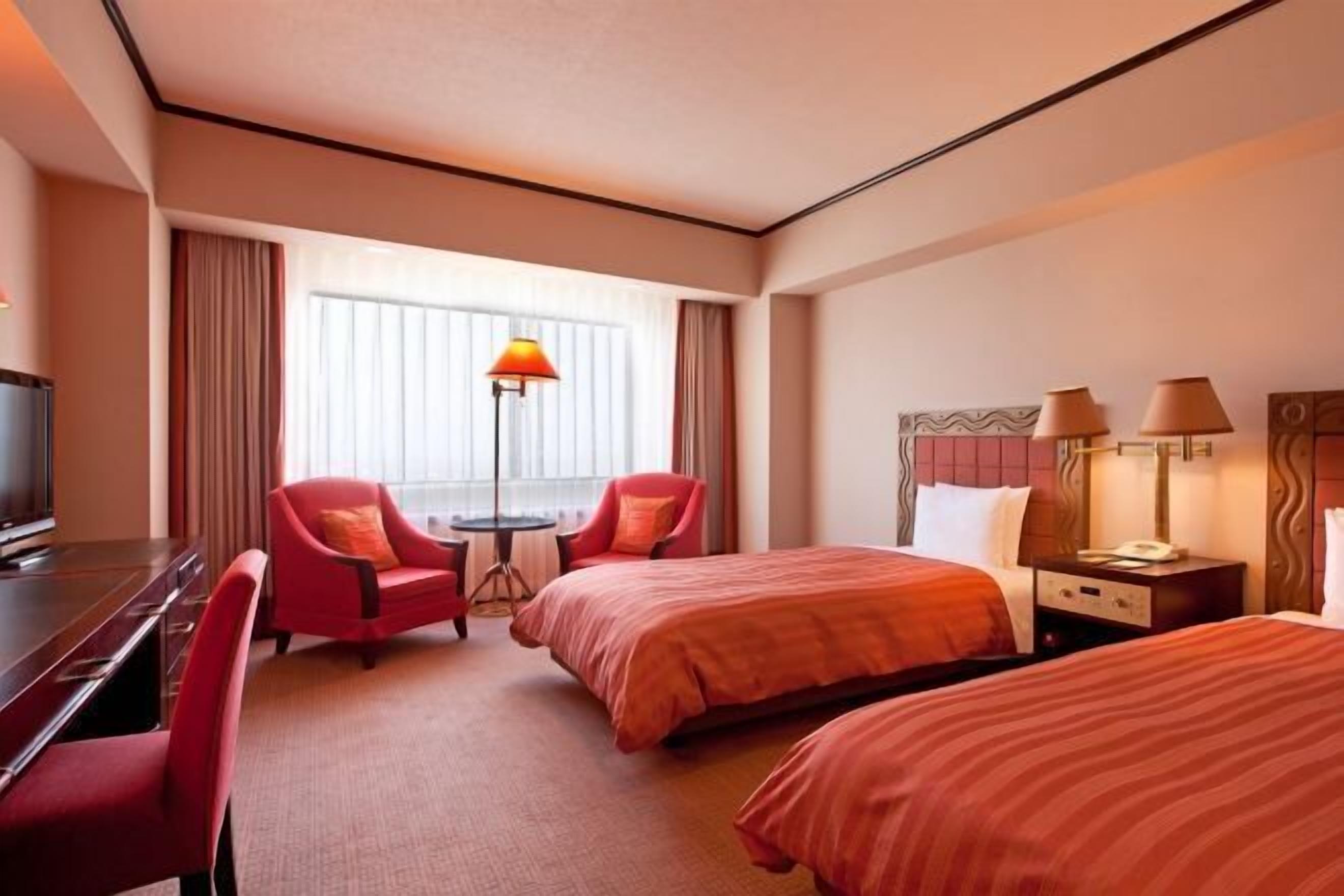 Een kluis op de kamer, een bureau, geluiddichte muren